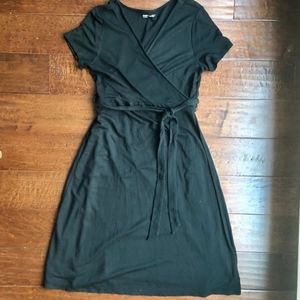 Gap - Short Sleeve Maternity & Nursing Wrap Dress 749730 | Black | Size Small